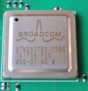 Chip BCM2837B0 e seu dissipador metálico